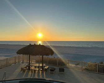 Chateau 7W- Gulf-Front Retreat -Great rates! - Belleair Beach - Beach