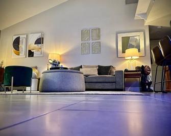 Spacious 1 BR villa on golf course with epic views! - Palm Desert - Living room