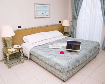 Hotel Ambasciatori - Pineto - Bedroom