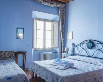 Antica Casa Dei Rassicurati - Montecarlo - Schlafzimmer