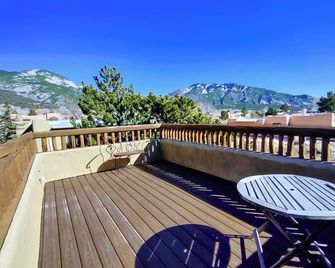 Casita Luminosa Roof Top Deck Los Altos Clubhouse indoor pool -tennis court - Arroyo Seco - Balcony