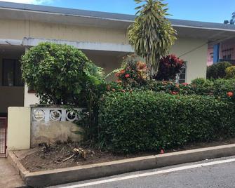 Charming 1-bedroom house in brilliant Point Cumana, Carenage with AC, Wi-Fi - Carenage