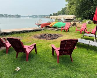 Unique Lake Condo W/ Walking distance from downtown amenities - Beaver Dam - Binnenhof