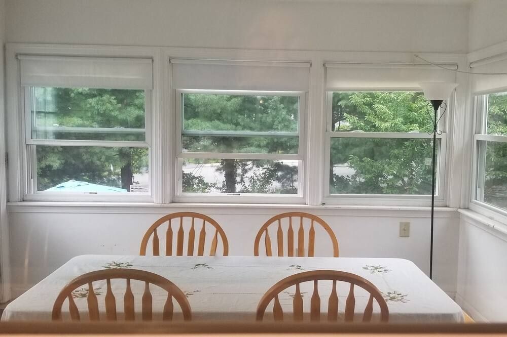 Comfortable spacious house, easy access to all - Newburyport - Eetruimte