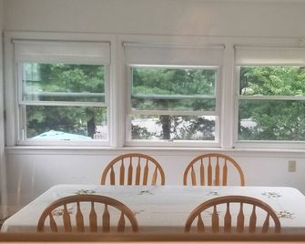 Comfortable spacious house, easy access to all - Newburyport - Eetruimte