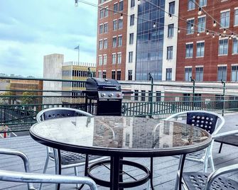 Studio with a View and Deck Overlooking Downtown Evansville - Evansville - Balcony