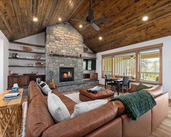 Year-Round Adventure Riverfront 4-bedroom retreat with 2 king suites - Pateros - Living room