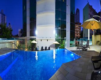 Grand International Hotel - ปานามาซิตี้ - สระว่ายน้ำ