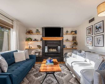 5 Bedrooms | King Beds | Gourmet Kitchen | Fast Wifi | Games - Littleton - Sala de estar