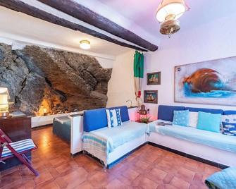 Antica Roccia Apartment In Vernazza - Happy Rentals - Vernazza - Living room
