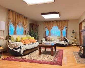 Beautiful Well Preserved Historical 2 bedroom House. 1112B - Glenwood Springs - Living room
