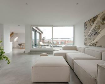 Scandinavian Calm Meets Latin Soul – Schwabing Retreat with Frauenkirche Views - Munchen - Ruang tamu