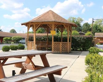 Bedford Inn - Erie - Binnenhof