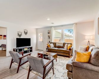 Staycation Cottage - سان انطونيو - غرفة معيشة