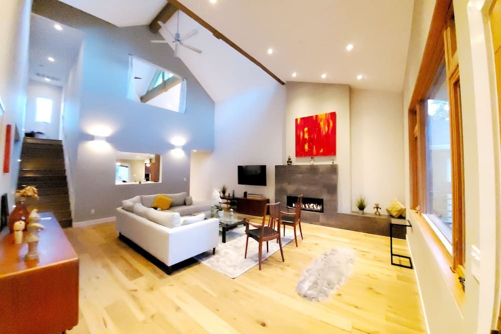 Stunning new home on creek, with spa pool, 5min walk to wineries & restaurants - Glen Ellen - Wohnzimmer
