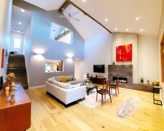 Stunning new home on creek, with spa pool, 5min walk to wineries & restaurants - Glen Ellen - Wohnzimmer