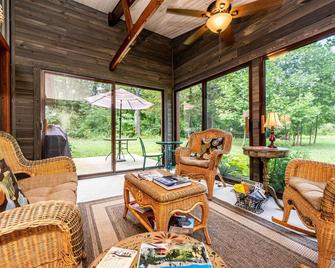 2br, 1ba Barnhouse - Columbus - Living room