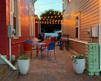 Poe Themed Home Close to Beaches And De - Milford - Patio