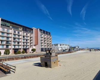 Stunning Ocean-Front Penthouse 1800sf 3BR 2BA 7Bed at Regency Tower - North Wildwood - Edificio