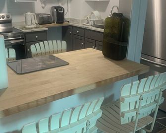 Vacation suite directly across from the beach at Crystal Beach on Lake Erie - Crystal Beach - Kitchen