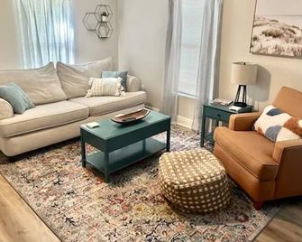 Short walk to the BEACH!-Minutes to Casinos-Biloxi-Long Beach - Gulfport - Living room