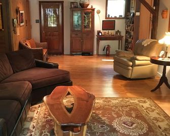 Handcrafted Elegance Close To Phoenicia - Shandaken - Living room