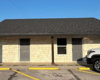 Welcoming apartment with AC in charming Gatesville King Bed with Twin Roll Away - Gatesville - Building