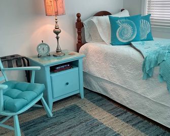Sunkissed Cottage - Gulfport - Dining room