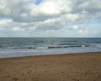 Less than 100M from the beach and 10mn walk to the thalasso! Sheltered south-facing garden - Ouistreham - Beach