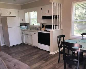 Newly Renovated Cozy Place Minutes From The Lake - Winchester - Kitchen
