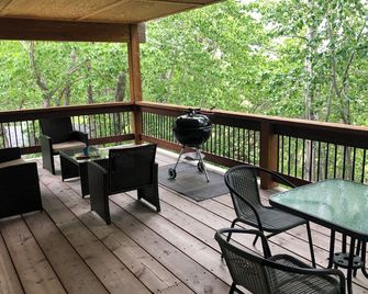 10 minutes to Glacier National Park! Central Eastside location for park access. - Babb - Balcony