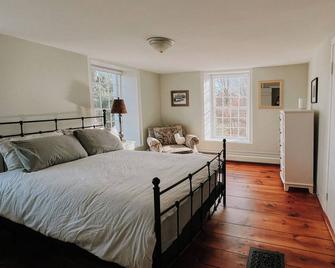 Waterfront catskills farmstay in a 19th Century historic home on an Alpaca Farm - Lake Katrine - Habitación