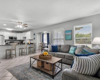 Family Friendly! Destinbeachplease! Heated Pool! Pickleball! Snowbirds Oasis! - Destin - Living room