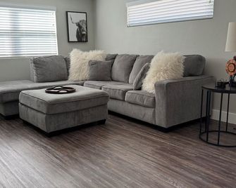 NEW! Charming Cottage on Elmhurst Drive Ne. Close to Mt. Mercy and Coe College. - Cedar Rapids - Living room