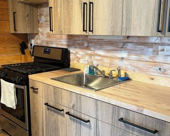 Cozy Cabin near Tippy Dam -Pet Friendly by Janix Escapes - Wellston - Cocina