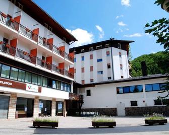 Hotel Bucaneve - Brentonico - Gebäude