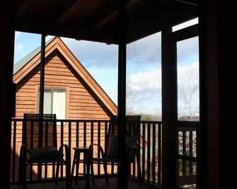 Fall fun at the cabin! Convenient to Lake Keowee and Clemson - Seneca - Balkon