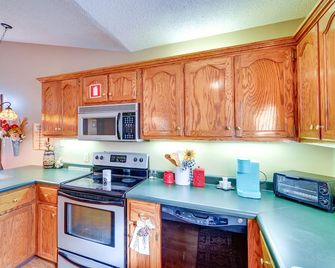 Burnside Resort Cabin w/ Hot Tub & Outdoor Spots! - Burnside - Cocina