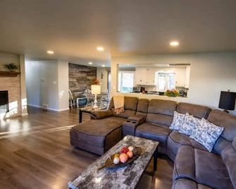 Cozy & Cheerful Home-2 Levels of Comfort! - Green Bay - Living room