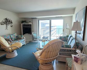 Linens & Daily Activities Included! Oceanfront/Boardwalk Building W/Rooftop Pool Enjoy Your Vacation In This Lovely 2 Bedroom 2 Bath Unit Overlooking The Ocean. - Rehoboth Beach - Living room