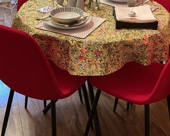 Mountroyal Victorian Studio Self Catering Apartment 3 - Belfast - Dining room