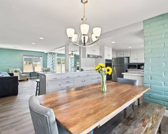 Unique Historic Ranch House - Quiet Getaway with views of the Golden Eagle Farm - Ramona - Dining room