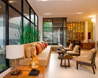 Peach Blossom Resort - קארון - טרקלין