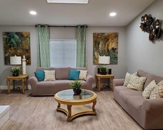 Sharnu's Palace - DeSoto - Living room