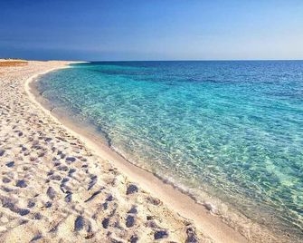 Malaspina Beach Resort - 博薩 - 海灘