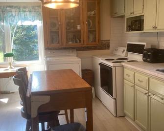 Charming 4 Bedroom Country House - 10 Km From Summerside - - Summerside - Kitchen