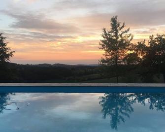 Fully air-conditioned 4-bedroom house, swimming pool, pool house with panoramic view - Saint-Sylvestre-sur-Lot - Piscina