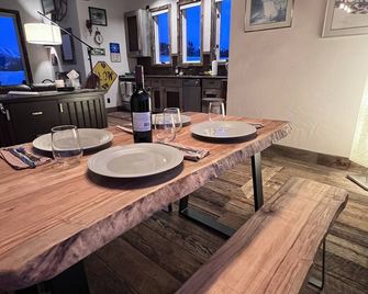 Peaceful mountain cabin walking distance to Rio Grande River - Creede - Dining room