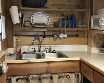 Experience Alaska with a touch of home! - Hollis - Cocina