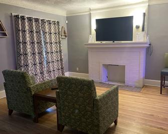 10 mins from downtown Detroit . Close to all major freeways - Detroit